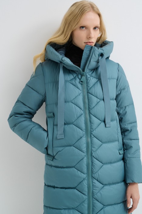 удлиненный пуховик с капюшоном от бренда снежная королева вид слева