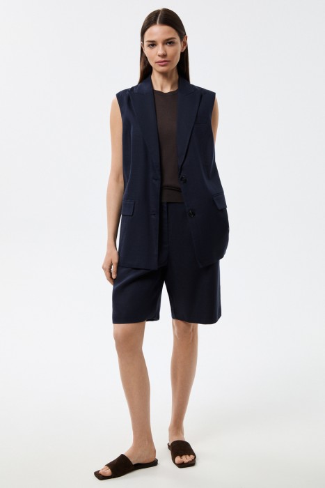 удлиненный жилет с поясом от бренда снежная королева вид слева