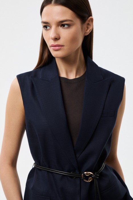 удлиненный жилет с поясом из россии вид сбоку