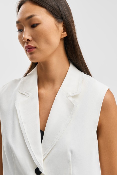 удлиненный жилет от бренда снежная королева вид слева