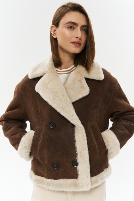 укороченная дубленка из овчины от бренда снежная королева вид слева