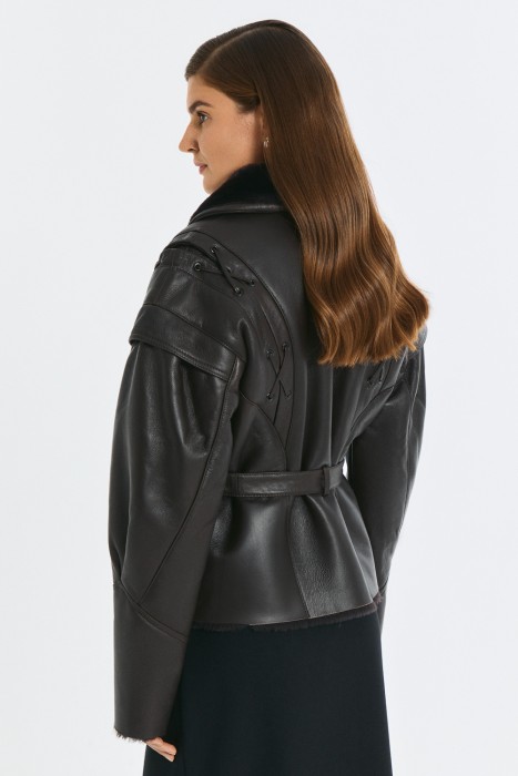 укороченная дубленка из овчины по цене 34260 руб вид справа