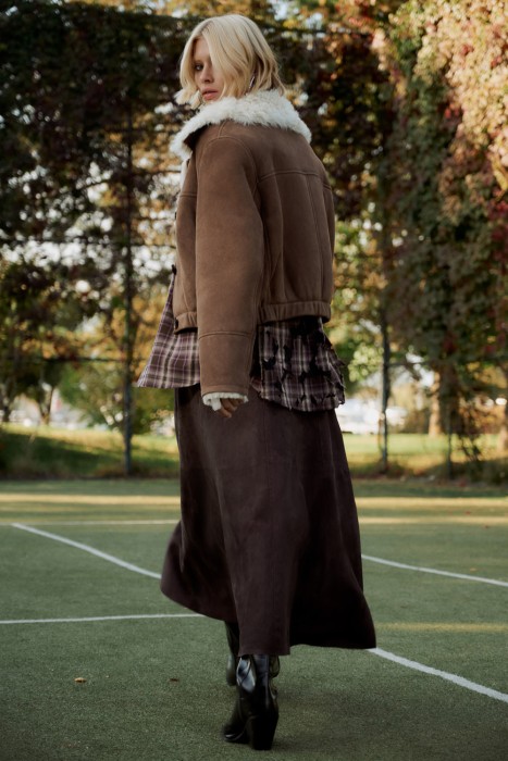 укороченная куртка из овчины от бренда снежная королева вид слева