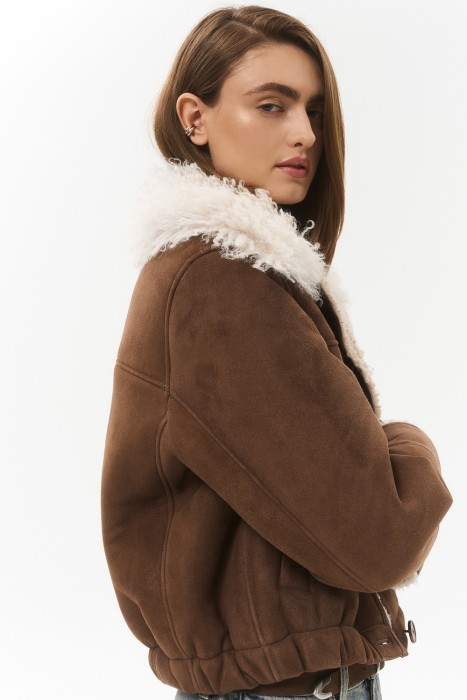 укороченная куртка из овчины из россии вид сбоку