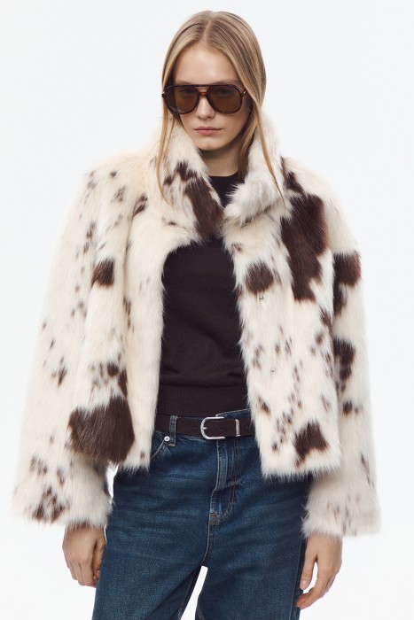 укороченная шуба из искусственного меха от бренда снежная королева вид слева