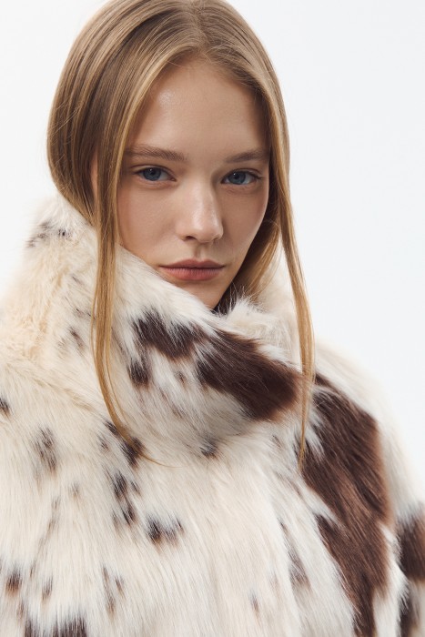 укороченная шуба из искусственного меха из россии вид сбоку