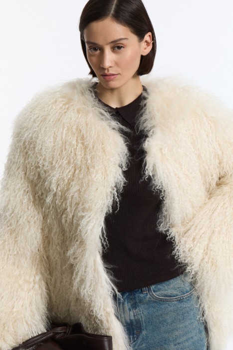укороченная шуба из овчины от бренда снежная королева вид слева
