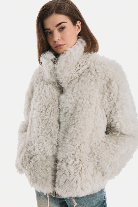 укороченная шуба из овчины от бренда снежная королева вид слева