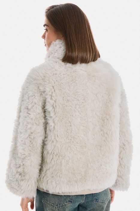 укороченная шуба из овчины по цене 30180 руб вид справа