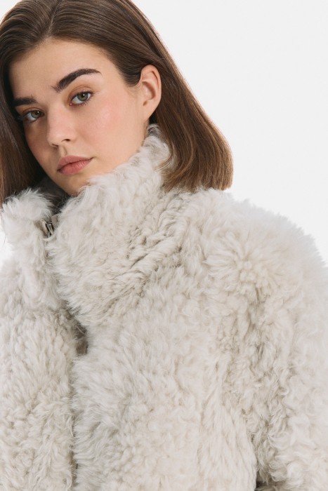 укороченная шуба из овчины из россии вид сбоку