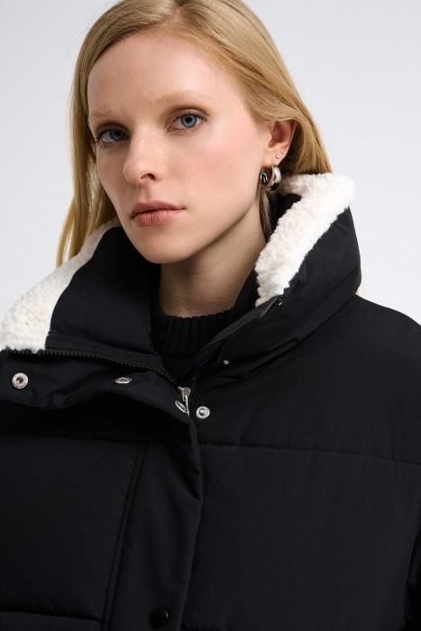 укороченная зимняя куртка из россии вид сбоку