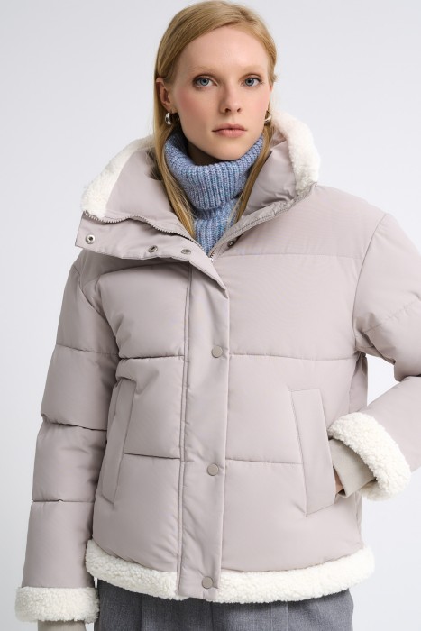 укороченная зимняя куртка от бренда снежная королева вид слева