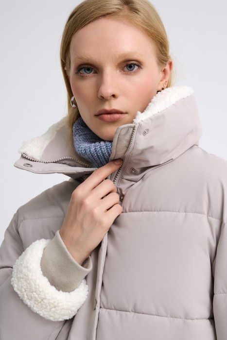 укороченная зимняя куртка из россии вид сбоку