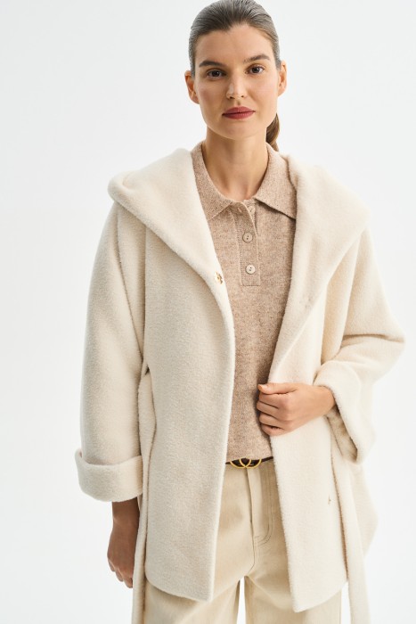 укороченное пальто из шерсти с капюшоном из россии вид сбоку