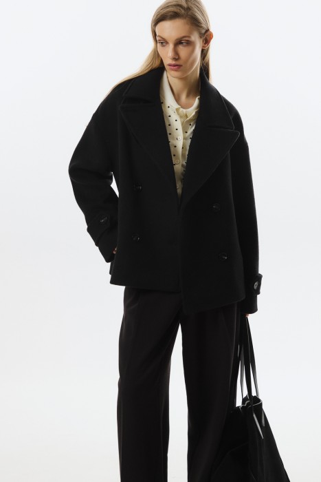 укороченное пальто из россии вид сбоку