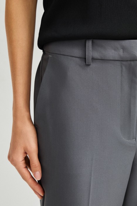 укороченные брюки из россии вид сбоку