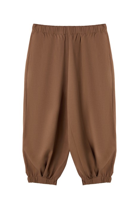 укороченные брюки из россии вид сбоку