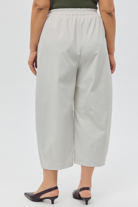 укороченные брюки по цене 4690 руб вид справа