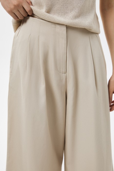 укороченные брюки из россии вид сбоку