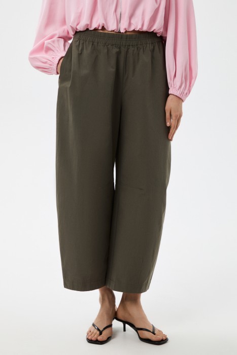 укороченные брюки от бренда снежная королева вид слева