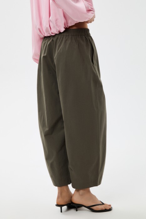 укороченные брюки по цене 3320 руб вид справа