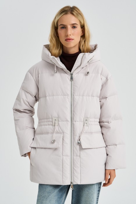 укороченный пуховик с капюшоном от бренда снежная королева вид слева