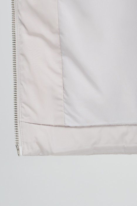 укороченный пуховик с капюшоном из россии вид сбоку