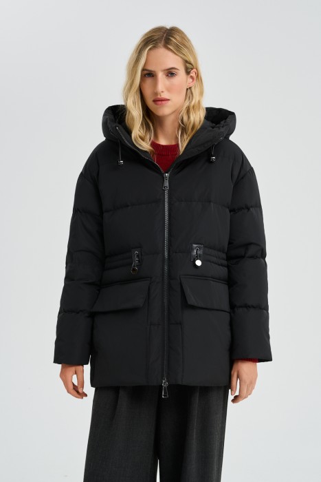 укороченный пуховик с капюшоном от бренда снежная королева вид слева