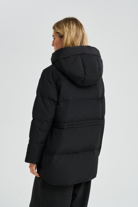 укороченный пуховик с капюшоном по цене 10600 руб вид справа