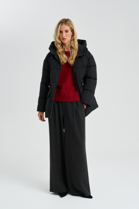 укороченный пуховик с капюшоном из россии вид сбоку