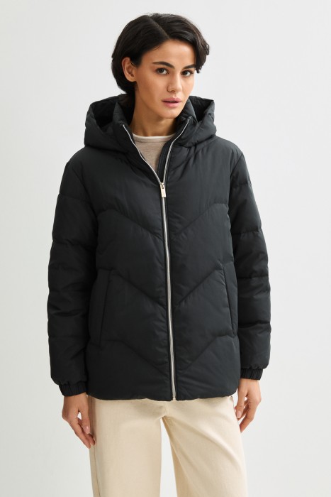 укороченный пуховик с капюшоном от бренда снежная королева вид слева