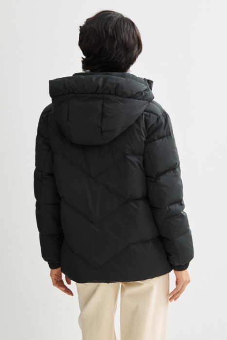 укороченный пуховик с капюшоном по цене 7250 руб вид справа