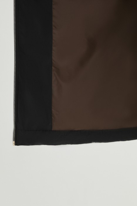 укороченный пуховик с капюшоном из россии вид сбоку