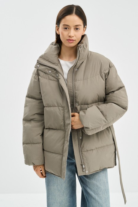 укороченный пуховик с поясом от бренда снежная королева вид слева