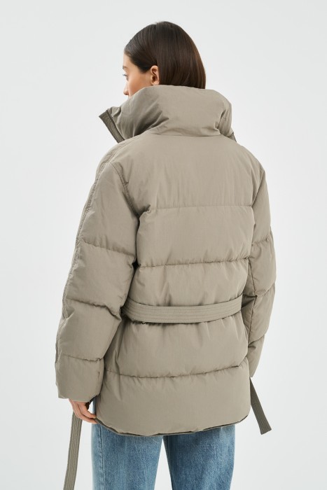 укороченный пуховик с поясом по цене 5810 руб вид справа