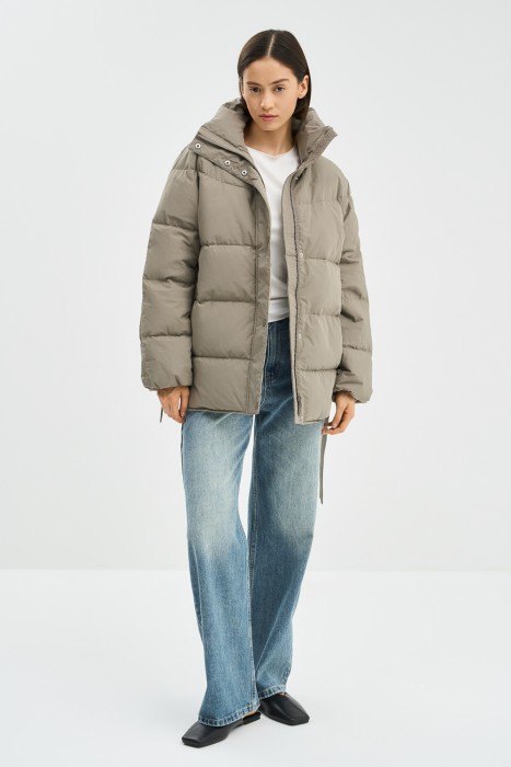 укороченный пуховик с поясом из россии вид сбоку