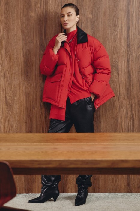 укороченный пуховик от бренда снежная королева вид слева