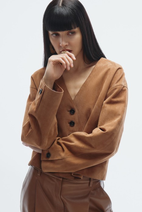 укороченный жакет из натуральной замши от бренда снежная королева вид слева