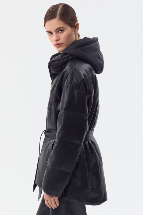 утепленная кожаная куртка с капюшоном от бренда снежная королева вид слева