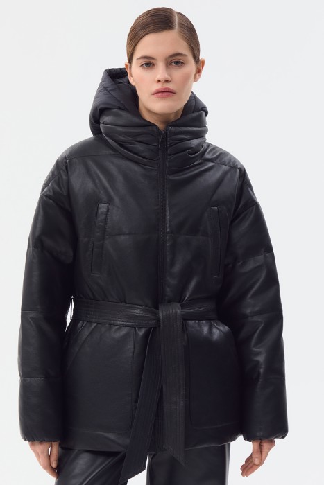 утепленная кожаная куртка с капюшоном из россии вид сбоку