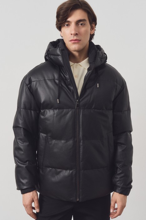 утепленная кожаная куртка с капюшоном от бренда снежная королева вид слева