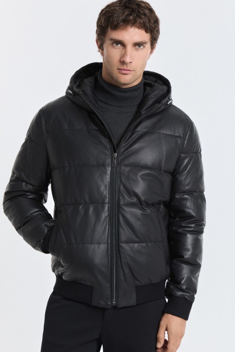 утепленная кожаная куртка с капюшоном от бренда снежная королева вид слева