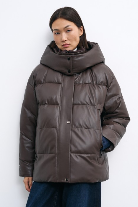 утепленная кожаная куртка с капюшоном от бренда снежная королева вид слева