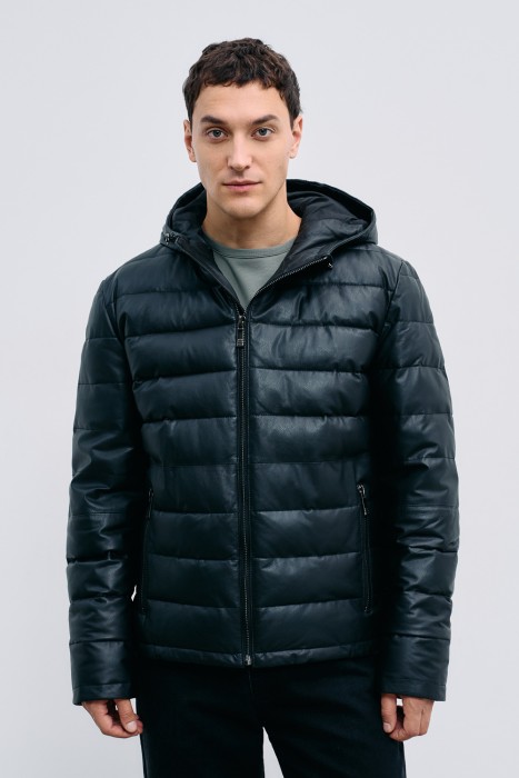 утепленная кожаная куртка с капюшоном от бренда снежная королева вид слева