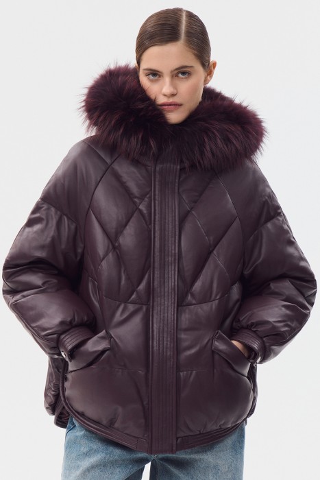 утепленная кожаная куртка с капюшоном от бренда снежная королева вид слева