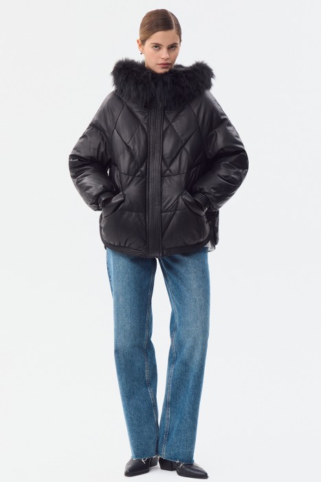 утепленная кожаная куртка с капюшоном от бренда снежная королева вид слева