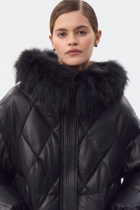 утепленная кожаная куртка с капюшоном из россии вид сбоку