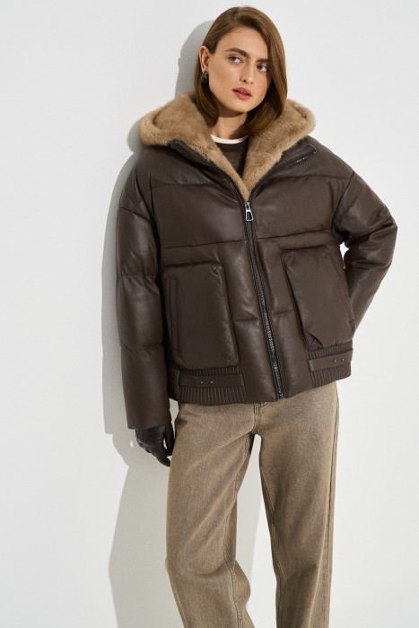 утепленная кожаная куртка с капюшоном от бренда снежная королева вид слева