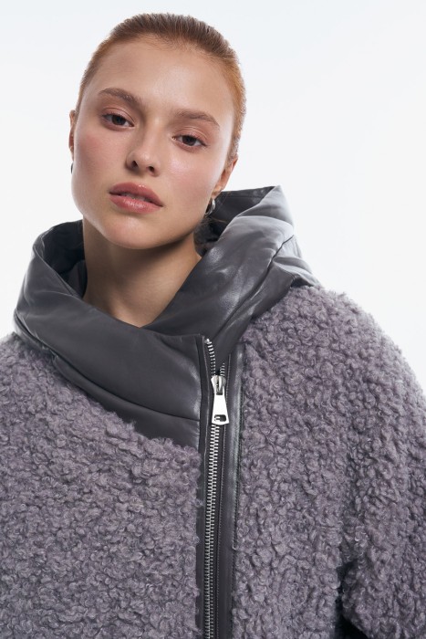 утепленная кожаная куртка с капюшоном из россии вид сбоку