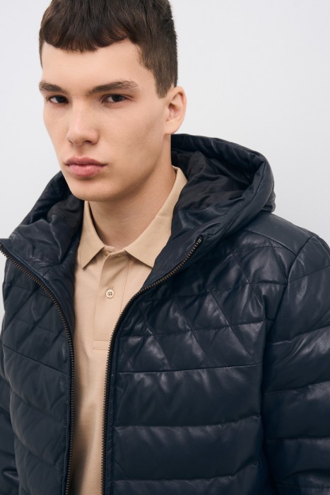 утепленная кожаная куртка с капюшоном из россии вид сбоку